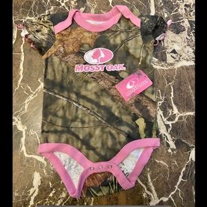 NEW WITH TAG- Mossy Oak onsie 3-6 months